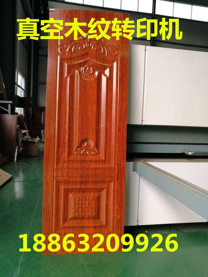 真空木紋轉(zhuǎn)印機(jī)，轉(zhuǎn)印紙自動(dòng)脫落。