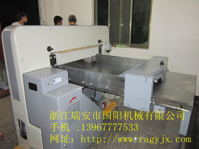 780程控切紙機10